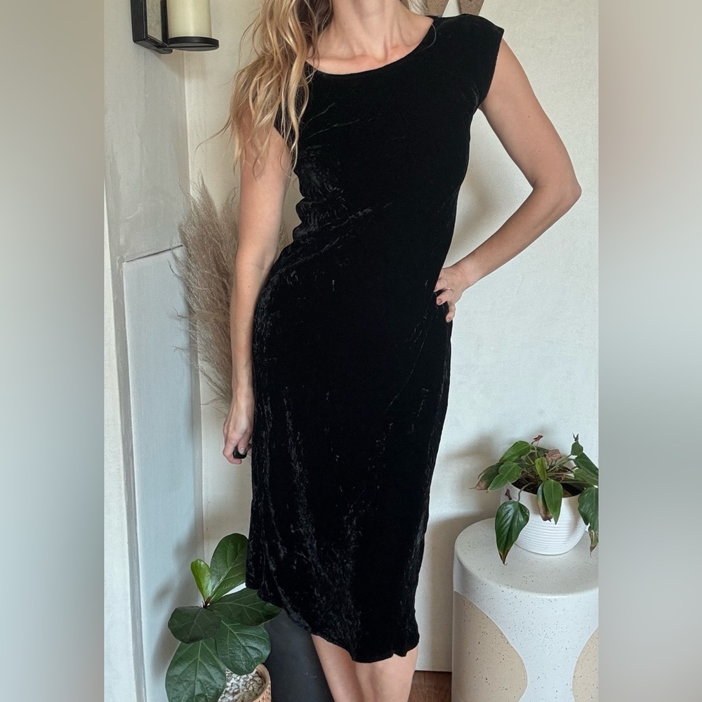 Black velvet cap sleeve midi dress - Picture 2 of 2